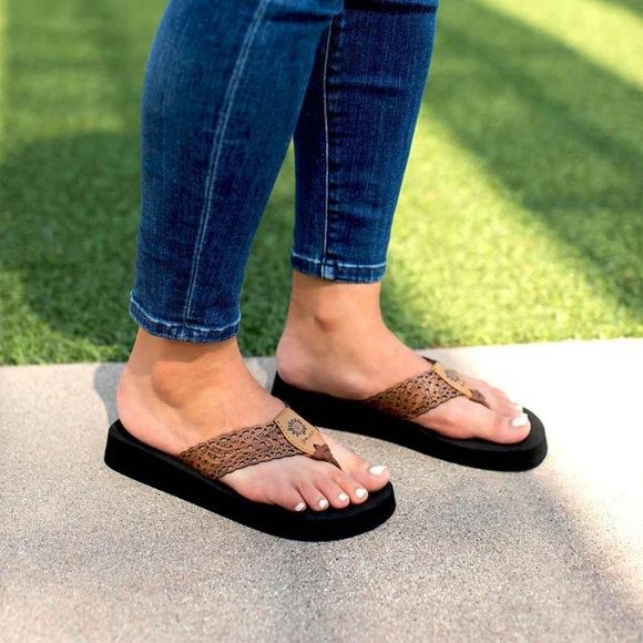 Yellow Box Women’s Wally Tan Flip Flop Sandal Size 9 or 10 - Picture 9 of 10